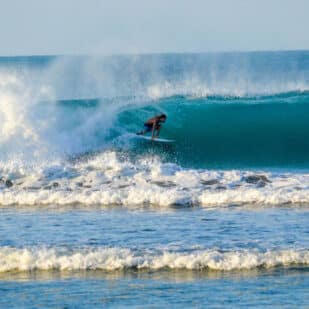surfeur dans le tube à Dominical