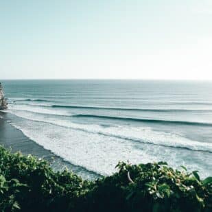 Falaise d'uluwatu Bali vue sur les vagues