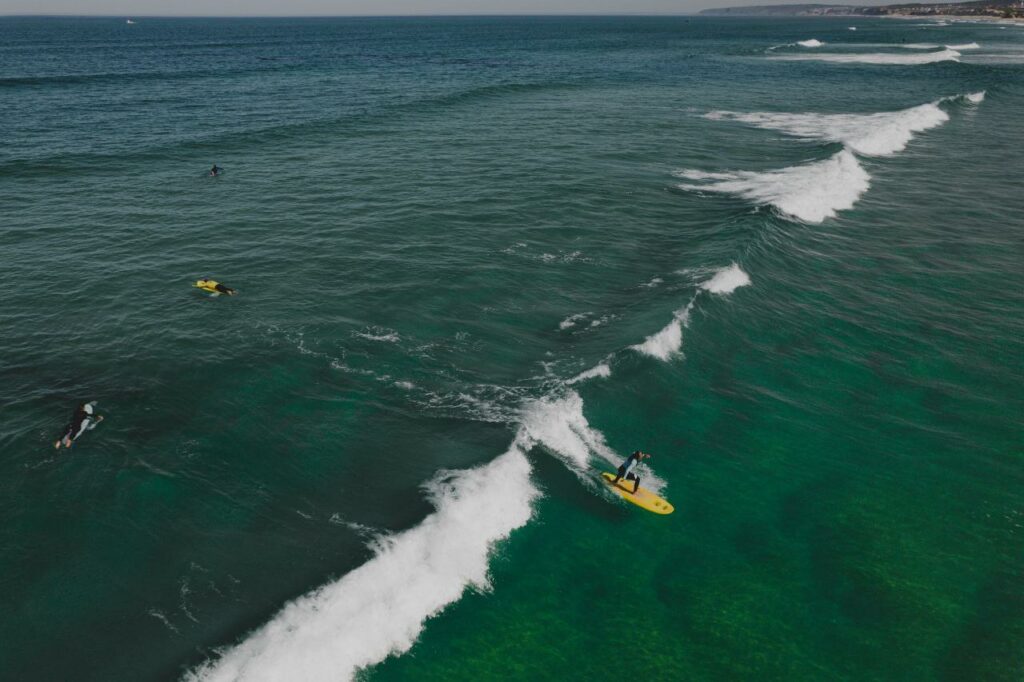 Vue de drone d'une personne qui surf une vague au Costa-Rica