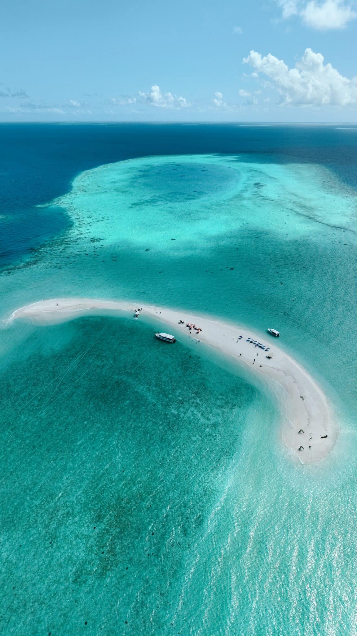 Drohnenfoto von einem Strand auf den Malediven