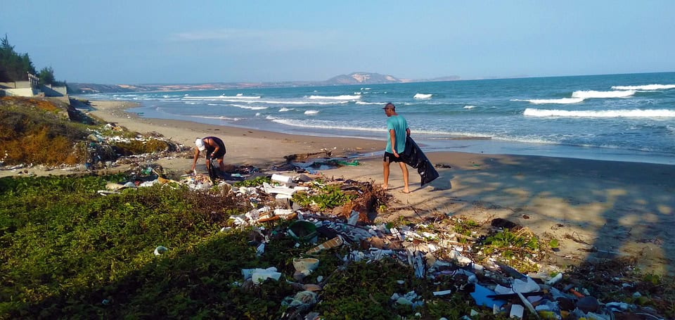 Plage polluée par l'Homme
