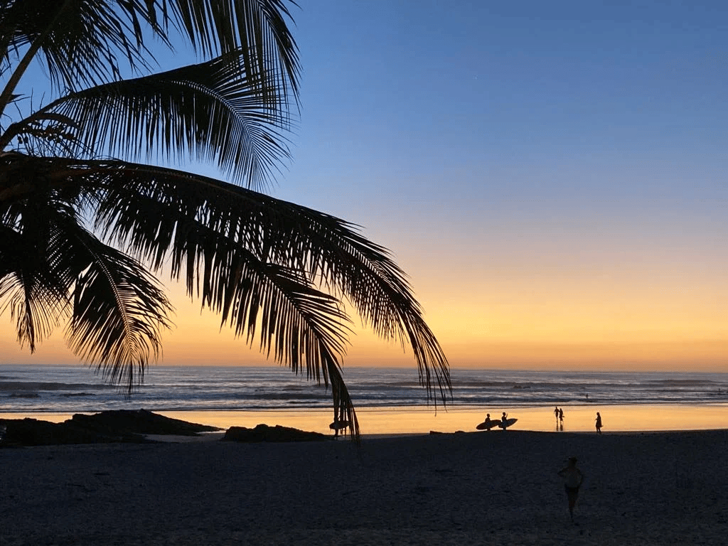 Coucher de soleil au Costa-Rica sur un spot de surf