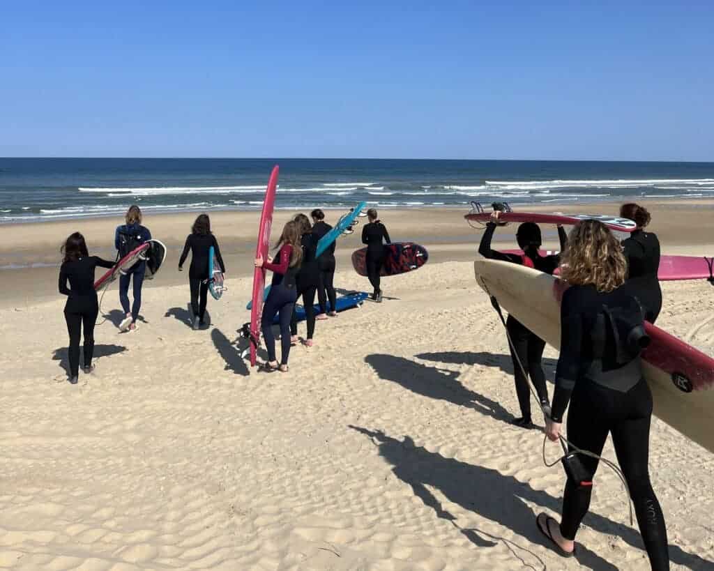 Cours de surf débutant pendant un surf trip en van