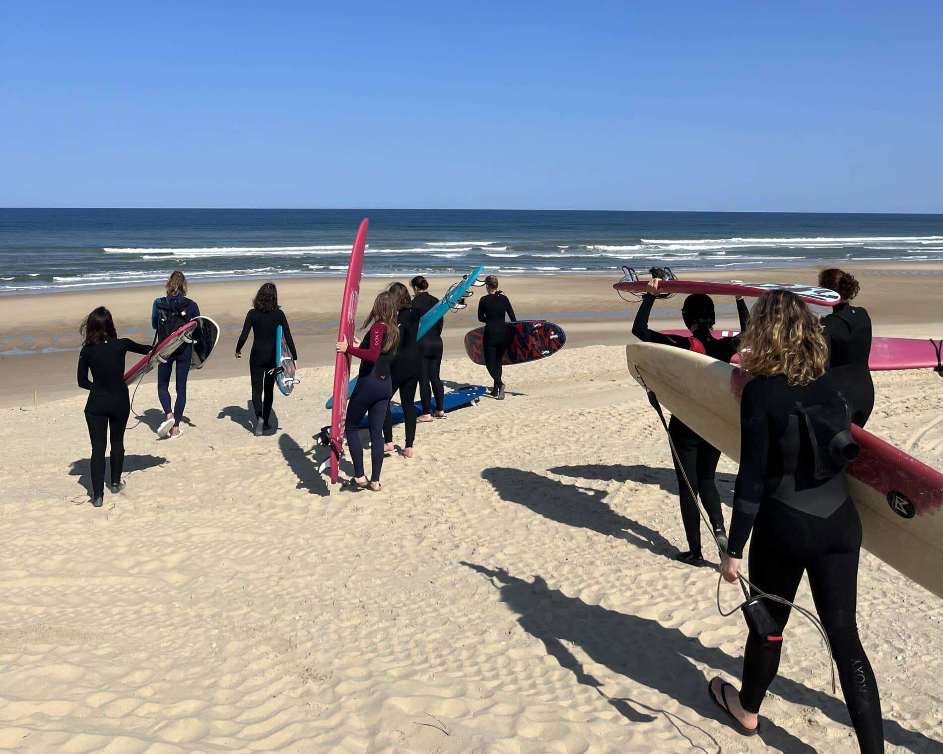 Surfkurs für Anfänger während eines Surftrips im Van