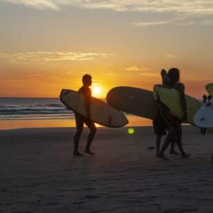 Groupe d'ami allant surfer au Costa-Rica