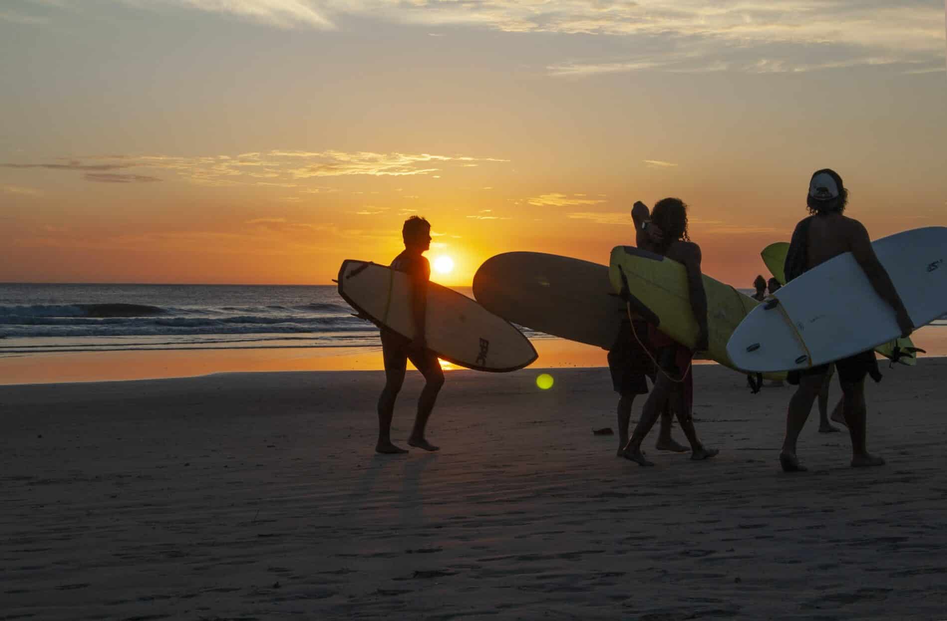 Groupe d'ami allant surfer au Costa-Rica