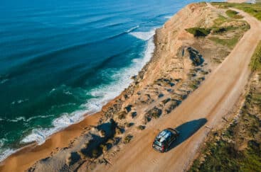 Spot de surf au bord du falaise au Portugal avec une voiture qui roule sur la falaise