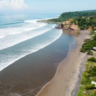 Strand aus der Drohnenperspektive in El Salvador