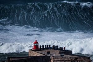 Nazaré-Welle über dem roten Leuchtturm von Portugal