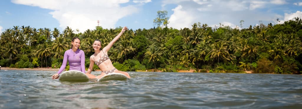 zwei glückliche Surferinnen