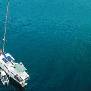 Photo de drone au dessus du bateau Gypsy dans les ïles Mentawaï