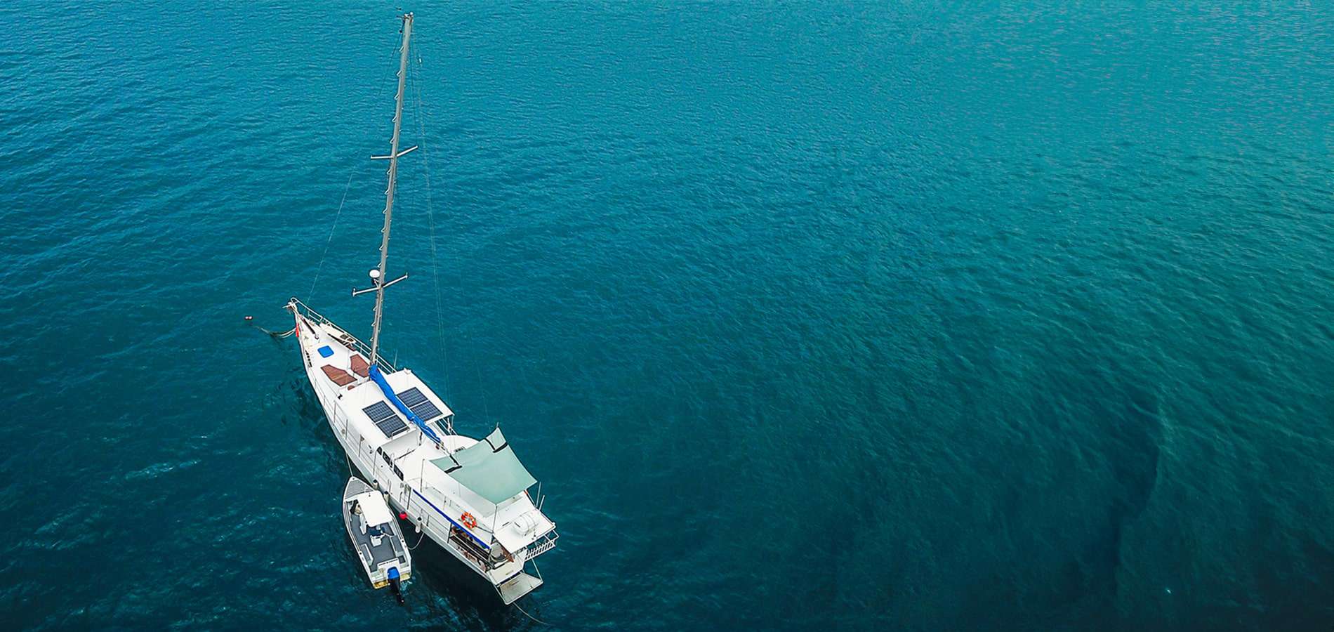 Drohnenfoto über dem Schiff Gypsy auf den Mentawai-Inseln