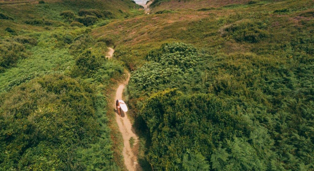 Surferin auf dem Weg zum Surfspot in Bidart
