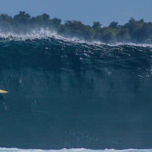 Surfer gerät in Indonesien in eine Röhre