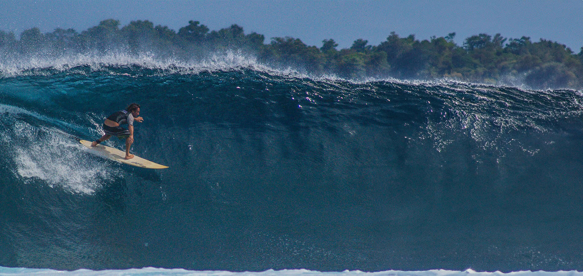 Surfer gerät in Indonesien in eine Röhre