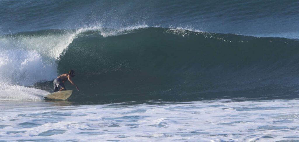 Session de surf au El Salvador sur une gauche tubulaire durant un surf trip avec Surf Travel