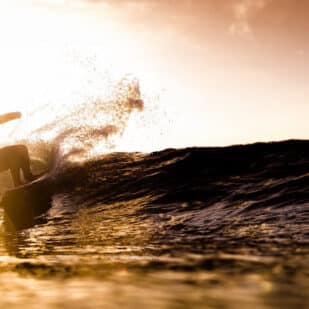 Surfsession auf Awera Island bei Sonnenuntergang