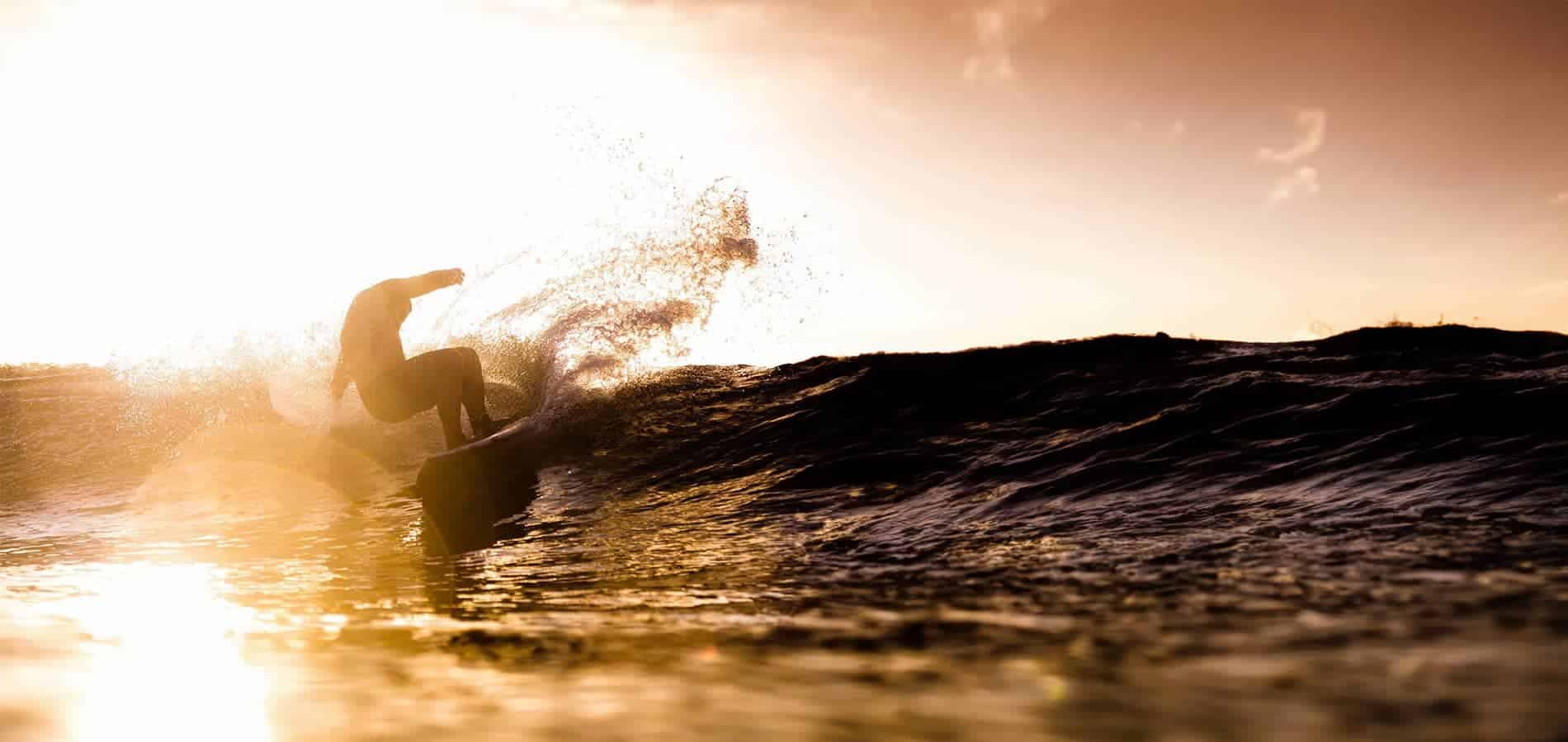 Surfsession auf Awera Island bei Sonnenuntergang