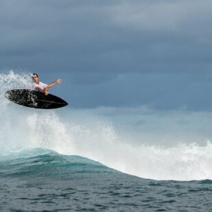 Session de surf dans les Îles Mentawaï avec un big air en fin de vague