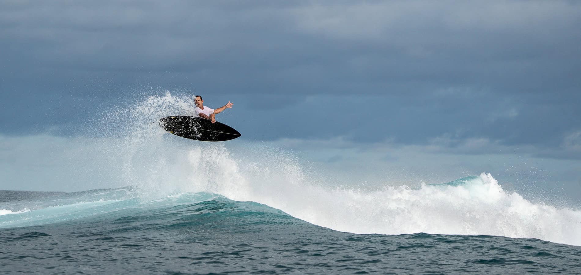 Surfsession auf den Mentawai-Inseln mit einem Big Air am Ende der Welle