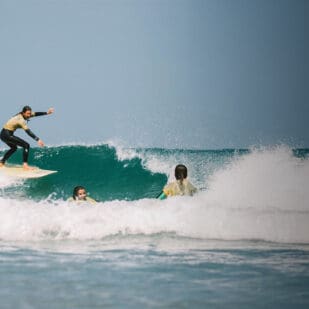 Banner mit einer Intermediate-Surferin während eines Surfkurses in Spanien