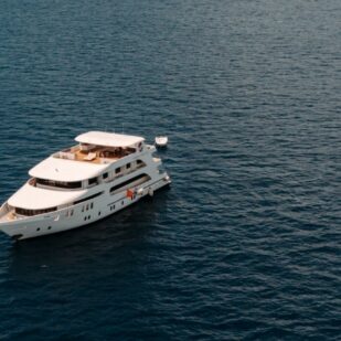 Photo au drone d'un bateau de croisière nommé le "MV ADORA" pour un voyage de surf aux Maldives