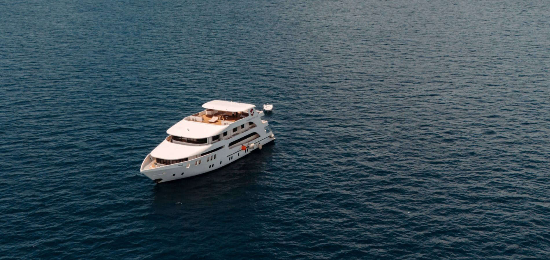 Drohnenfoto eines Kreuzfahrtschiffs namens "MV ADORA" für einen Surftrip auf den Malediven