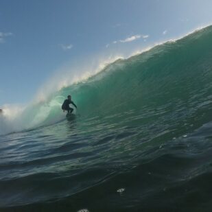Surfer in einer Röhrenwelle in Galizien
