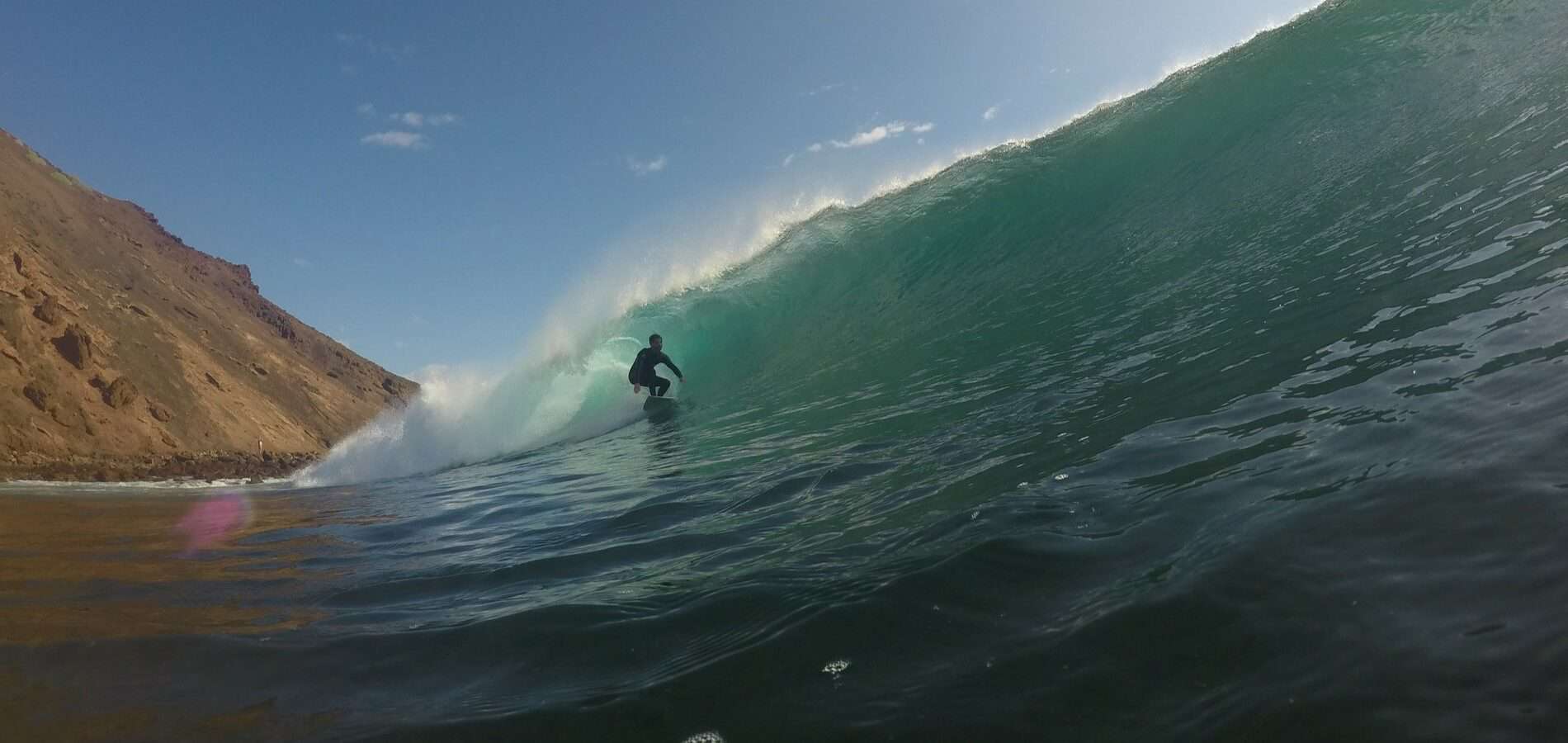 Surfer in einer Röhrenwelle in Galizien