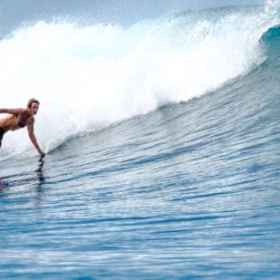 Surfeur sur une vague dans le Nord de Sumatra