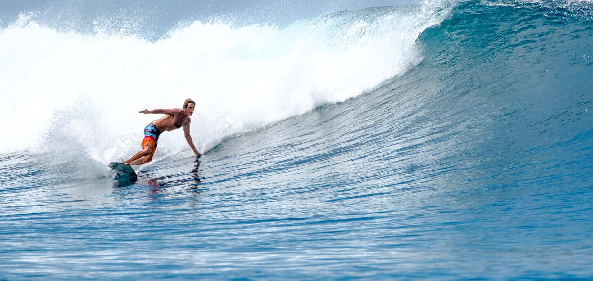 Surfeur sur une vague dans le Nord de Sumatra