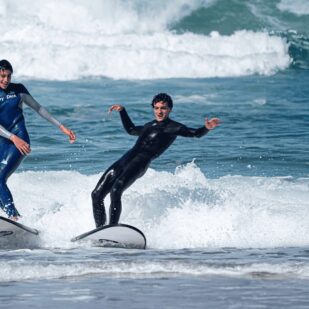 Surfeurs duos qui s'amusent sur l'eau