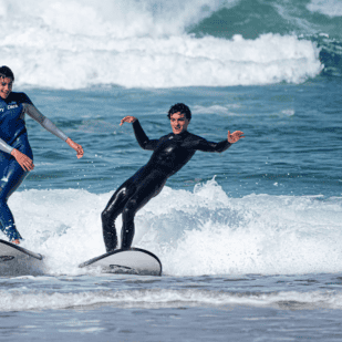 Surfeurs duos qui s'amusent sur l'eau