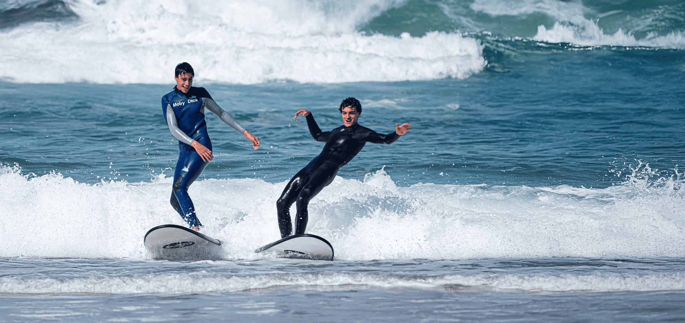 Duosurfer, die Spaß auf dem Wasser haben